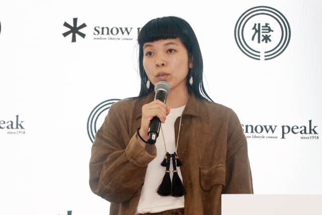 三条市とスノーピークの地域活性化に向けた包括連携協定の締結式であいさつするスノーピークの山井梨沙社長