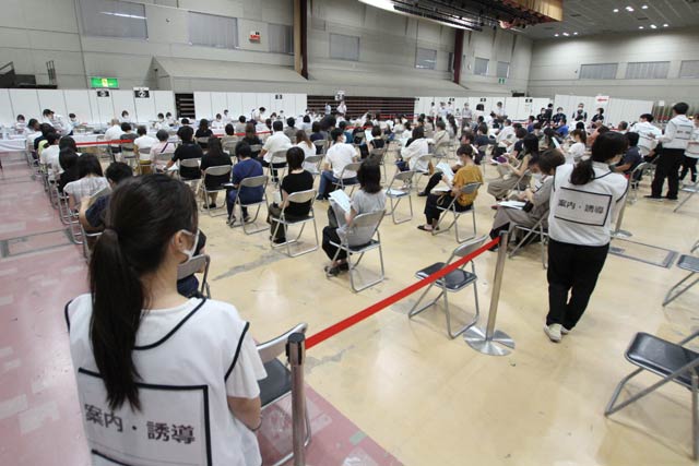 3日に燕三条地場産業振興センターで行われた先行大規模接種