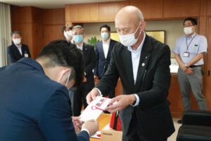 滝沢市長に目録を手渡す平松会長