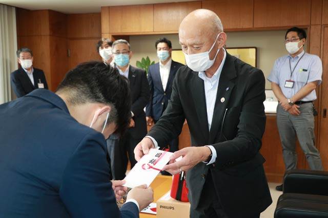 滝沢市長に目録を手渡す平松会長