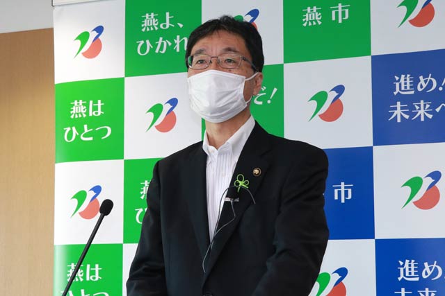 記者会見する鈴木市長