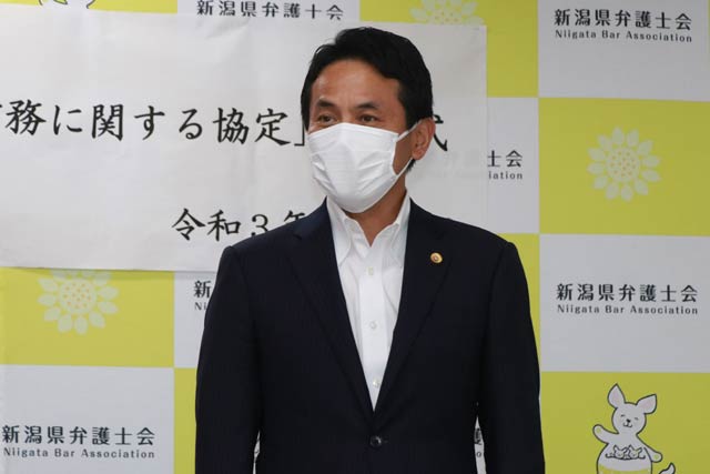 あいさつする若槻会長