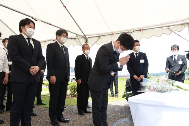 手を合わせる滝沢市長