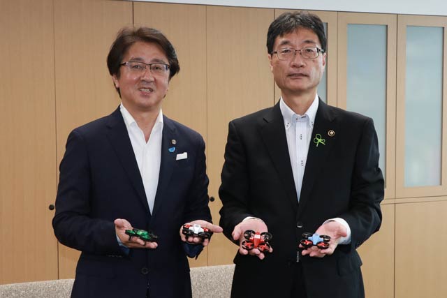 つばさ税理士法人の山田代表(左)と鈴木市長