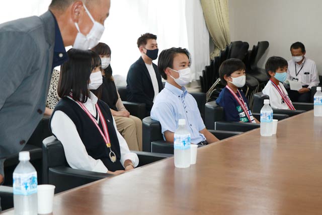 滝沢市長に昨シーズンの成績を報告