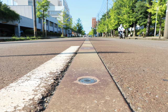 暑さ指数が31以上になっても8月ごろまで水が出ない消雪パイプ（三条市役所前）