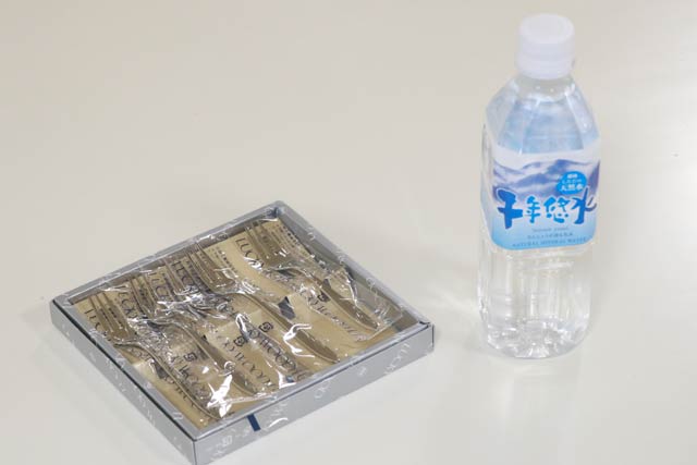 3000円以上の購入者にスプーンセットか千年悠水をプレゼント