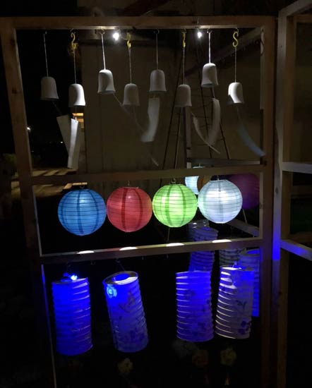 試作した風鈴とあかりの展示