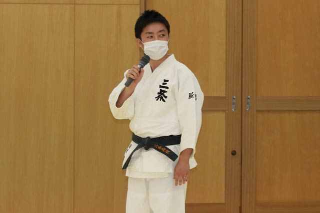 コソボ柔道選手団歓迎セレモニーでも柔道着を着ていた滝沢市長
