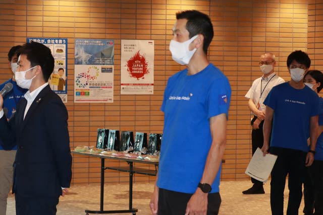 コソボ柔道選手団の激励セレモニーで三条市ホストタウン実行委員会の梨本実行委員長