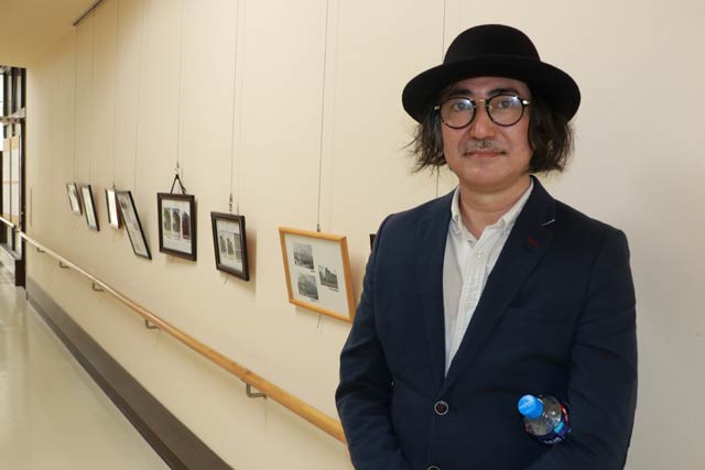特別養護老人ホーム「太陽の園」に寄付して廊下に展示されたカラー化された写真と制作した石橋さん