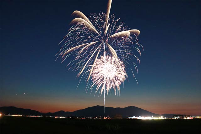 25日夜、燕市で行われたシークレット花火「がんばろう！つばめ応援花火」