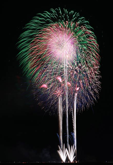 次々とスターマインが打ち上がる