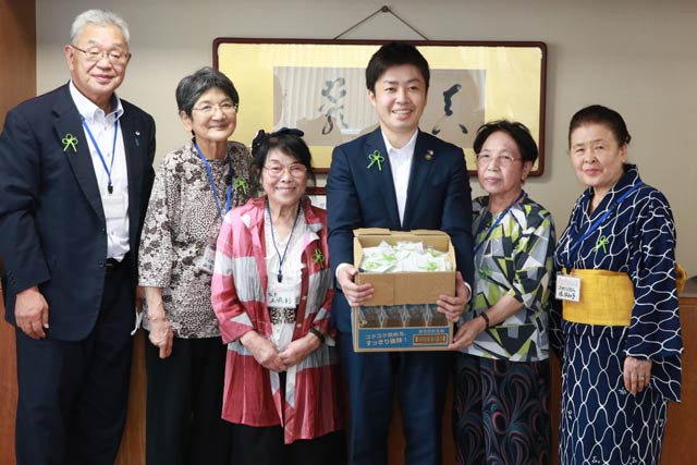 滝沢市長と三条市老連の山田会長をはじめシトラスリボンの製作にあたった4人の女性会員