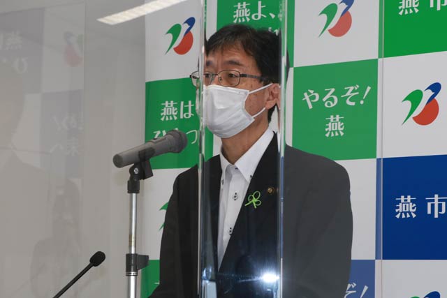 記者会見する鈴木市長