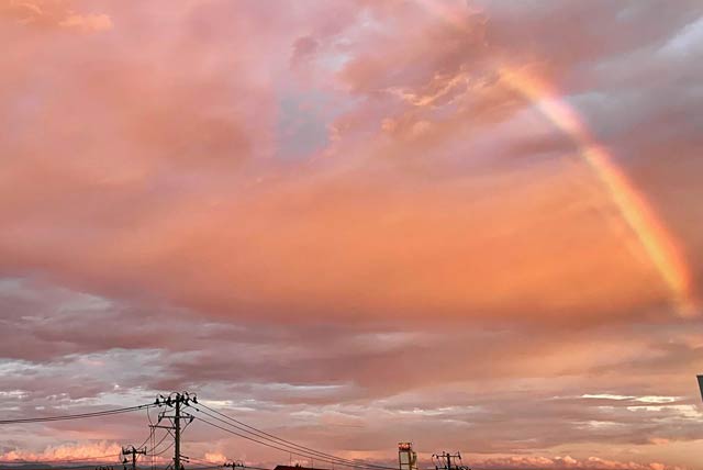 28日午後7時ごろ新潟市中央区で撮影された夕焼けにかかる虹