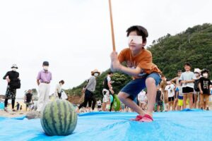 スイカ割りが大人気 コロナ禍でも田ノ浦うみまつり