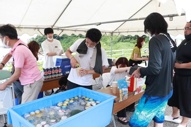 国際情報大学の学生がかき氷や缶ジュースを販売