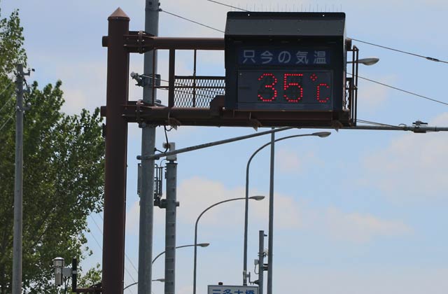 「35℃」を表示する三条大橋左岸側たもとの8号沿いに設置された「只今の気温」