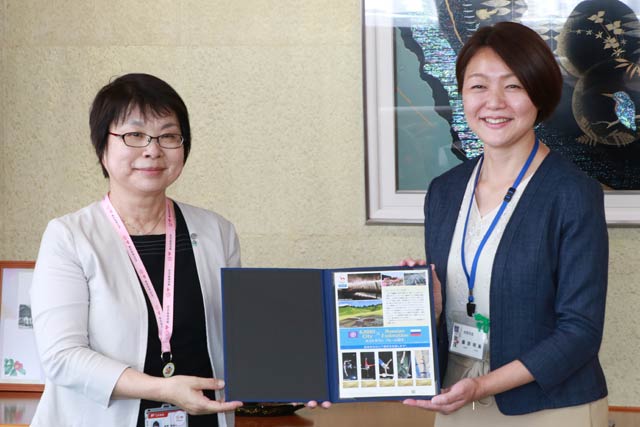 中越北部地区連絡会地区統括局長の三条市大崎郵便局・星野勢津子局長(左)と藤田加茂市長
