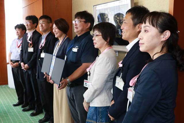 贈呈式の出席者で記念撮影