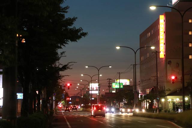 4日午後7時半ごろの燕三条地場産業振興センター前