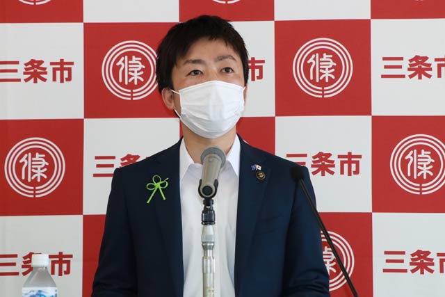 定例記者会見を行う滝沢市長