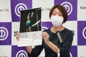 ポルトガル女子体操選手の五輪事前キャンプを受け入れた加茂市に感謝のメッセージと盾