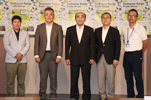 4日の記者会見で実行委員長の田野燕商議所会頭(中央)をはじめ実行委員会役員