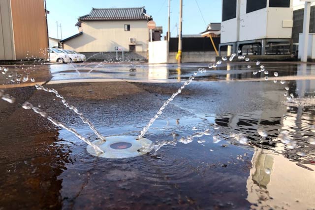 打ち水代わりの消雪パイプの水