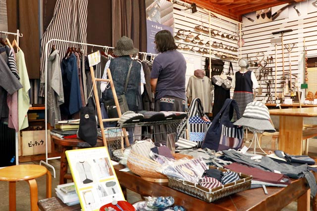 展示販売されている亀田縞から生まれた商品