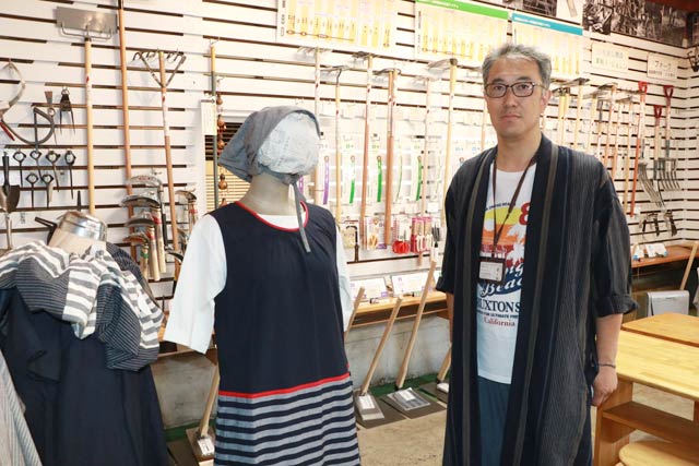 「鍬と野良着」が開かれている相田合同工場の鍬ギャラリーで相田社長