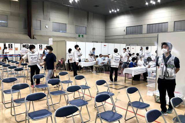 7日朝の燕三条地場産業振興センターの大規模接種会場