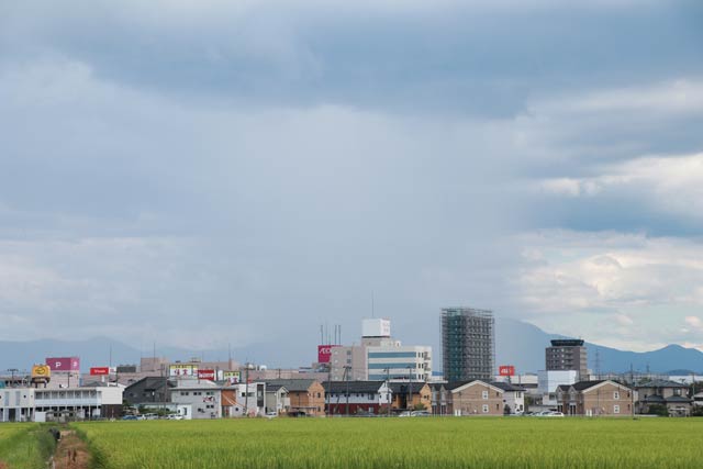 下田地区に降る雨がスクリーンのようになって粟ヶ岳を山容を隠す