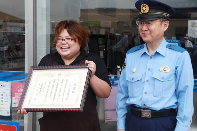 三条署長感謝状を受けたローソン三条下須頃店の上西店長(左)と丸山三条署長