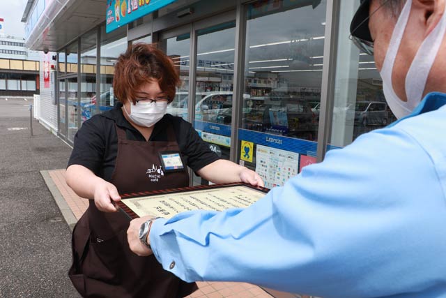 丸山署長から上西店長に感謝状を手渡す