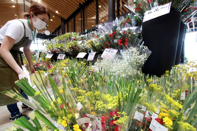 生花店のように店内にあふれる盆花