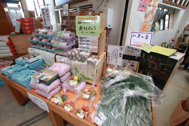 盆菓子やハスの葉