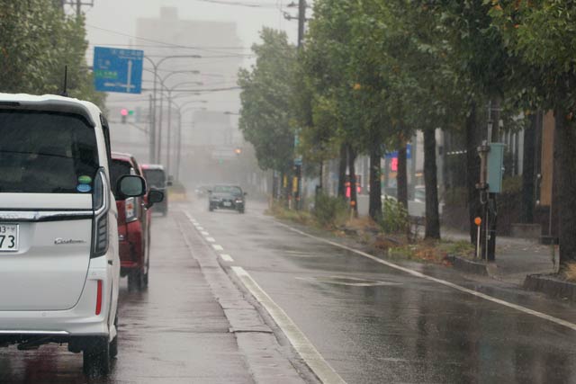 激しい風雨に見舞われる燕三条駅付近