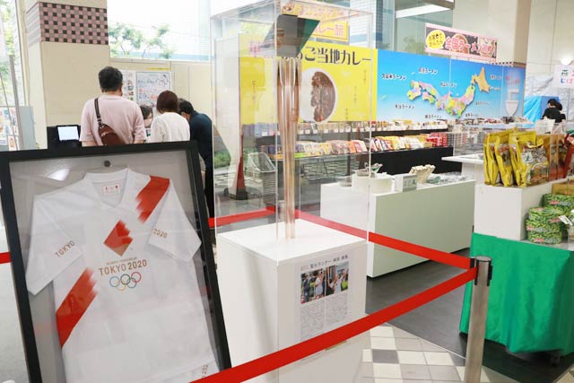 聖火ランナーのトーチとユンホームの展示