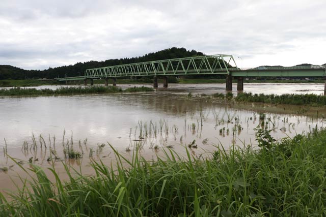 水位が上がって渡部橋付近の河川敷の田畑は水没