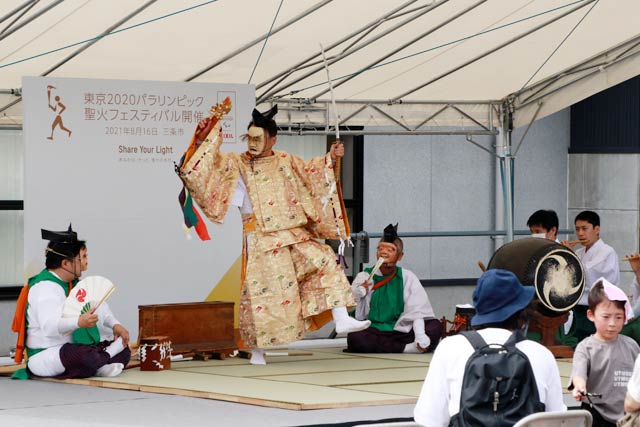 神明宮神楽保存会が宝剣作の舞を披露