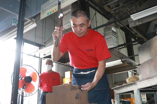 古式鍛冶技術にのっとり鉄の棒をたたく飯塚さん