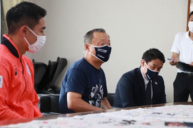 左から當銘選手、三条市スポーツ協会の野崎会長、岩瀬事務局長
