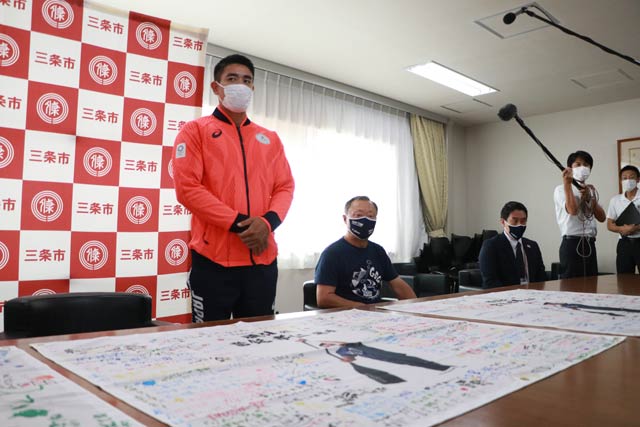 テーブルには左から當銘選手への市民の応援が寄せ書きされたメッセージフラッグ