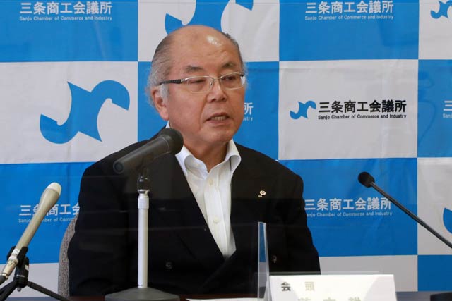 記者会見する兼古三条商工会議所会頭