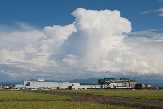 燕市役所付近から見る中央の粟ヶ岳をはるかにしのぐ巨大な雲