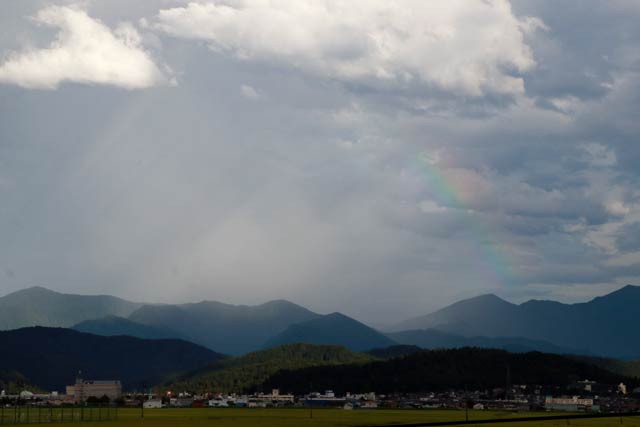 加茂市から雲の切れ目から日が差し虹も見える