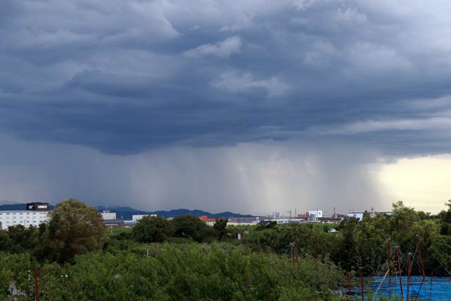 旧入広瀬村方向から迫る雨柱