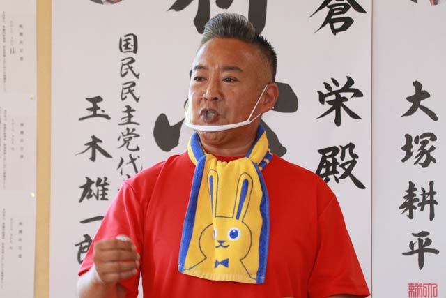 燕支部の事務所開きであいさつする高倉栄氏